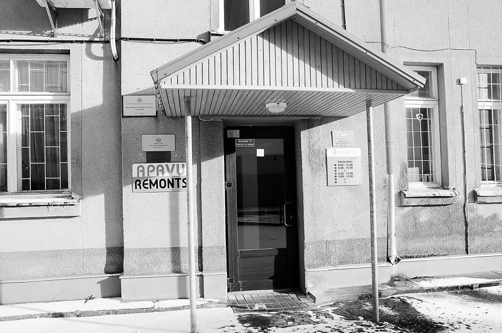 Diemžēl jau ilgāku laiku pie ārdurvīm Valkā, Rīga ielā 24, nav redzams Pilsonības un migrācijas lietu pārvaldes Valkas nodaļas darba laiks. Apmeklētājiem – veciem vai jauniem -  katru reizi pa ļoti stāvām kāpnēm jākāpj trešajā stāvā. Taču citām iestādēm, kas atrodas šajā ēkā, darba laiki ir uzzināmi jau pie ēkas ārdurvīm. 

Autors:  INGA KARPOVA