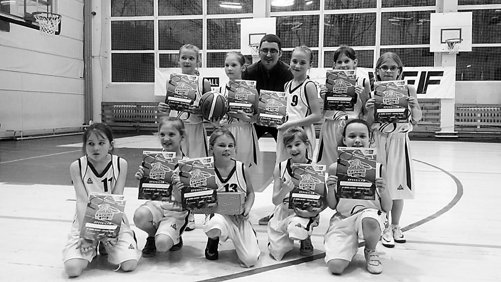 Smiltenes sporta skolas meiteņu komanda šobrīd pakāpusies jau līdz  augstajai ceturtajai vietai basketbola turnīrā “Kārums kauss” U-10 grupā. 1. rindā no kreisās:  Laura Vilka, Līna Kazaka, Annija Sīpola, Elvita Kurilika, Samanta Dāboliņa, 2. rindā no kreisās: Vikija Mihlenova, Evelīna Daldere, treneris Dzintars Ziediņš, Līva Ragovska, Aivita Meinerte, Džeina Ikkerte.                                                                                                                        
Autors:  ZANE KRĒSLIŅA