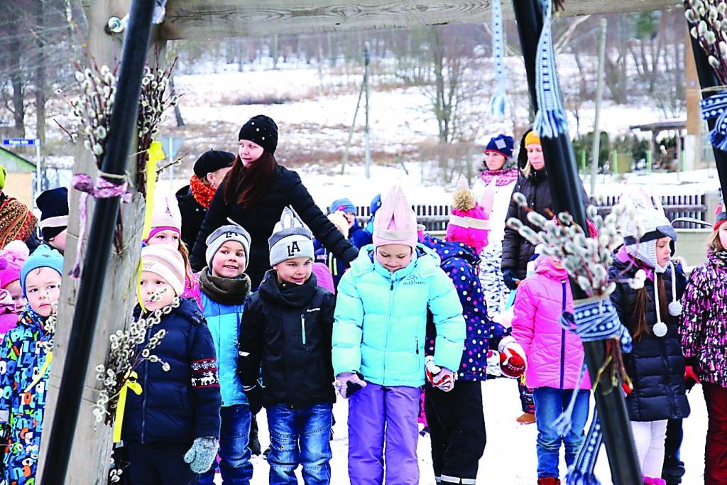 Pavasara saulgriežu svinībās itin visi “Pīlādzīša” audzēkņi devās šūpoties, kas ir viena no senajām mistērijām. Kamēr vieni šūpojās, citi bērni pacietīgi gaidīja savu kārtu. 