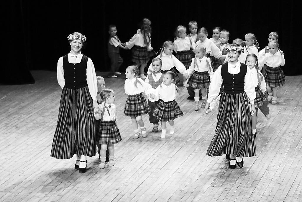 Aprīlis Smiltenes pilsētas kultūras centrā iesāksies ar Smiltenes novada izglītības iestāžu deju kolektīvu koncertu – skati. Uz skatuves priecēs arī paši mazākie dejotāji – pirmsskolas vecuma bērni.                               
Autors:  SANTA SINKA