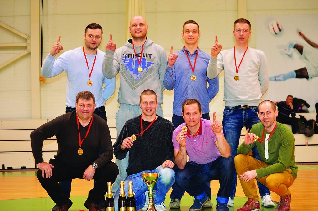Pieredze un meistarība jau ceturto gadu pēc kārtas kaldinājusi komandas “Vudlande” zelta medaļas Smiltenes novada atklātajā čempionātā basketbolā.                                                                                              
Autors:  SANDRA PĒTERSONE