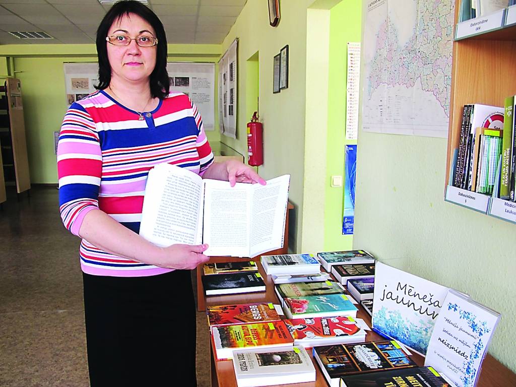 Valkas novada centrālās bibliotēkas Lasītāju apkalpošanas nodaļas vadītāja Līga Rozīte aicina biežāk apmeklēt vietējo grāmatu krātuvi, jo katru mēnesi ir iespēja ne tikai apskatīt, bet arī izlasīt jaunākās izdotās grāmatas.                                                                                                     
Autors:   INGA KARPOVA