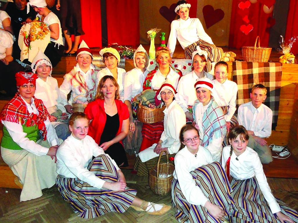 Šo sestdien 10 gadu jubileju svinēs Palsmanes pagasta līnijdeju grupa “Let’s Dance”. Septiņus gadus to vada un arī pati kolektīvā dejo Gunita Skare (2. rindā otrā no kreisās).                                
Autors: NO GUNITAS SKARES PERSONĪGĀ ARHĪVA