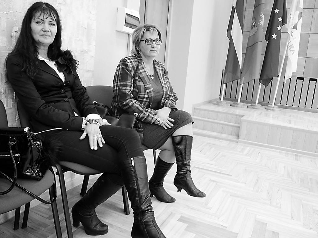 Šodien pirmā darba diena ir jaunajai Valkas novada domes Tūrisma informācijas biroja vadītājai Ingai Jaunzemei-Grīnvaldei (no kreisās), bet vakar novada domes sēdē apstiprinātajai reorganizētās Valkas ģimnāzijas un Valkas pamatskolas direktorei Lilitai Kreicbergai turpmāk būs jāvada viena liela skola.                                                                                  
Autors:  INGA KARPOVA