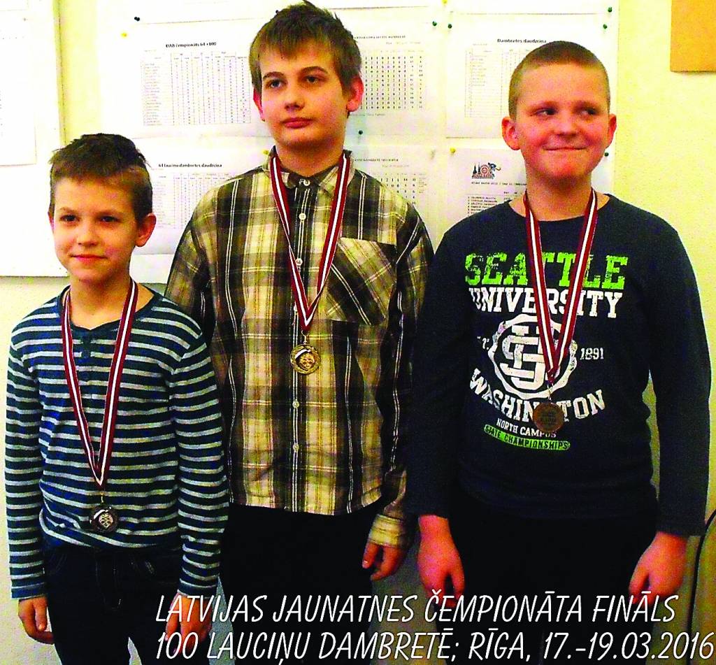Palsmanietis Kristers Lapiņš (vidū) kārtējo reizi izcīnījis Latvijas čempiona titulu  dambretē -  šoreiz 100 lauciņu dambretes klasikā. 
 
Autors: NO KRISTERA LAPIŅA PERSONĪGĀ ARHĪVA
