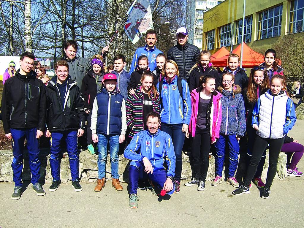 Svētku brīvdienās “Azimuts OK-Sm BJSS” orientieristi pavadīja kustībā, sacenšoties par savām pirmajām medaļām šosezon sacensībās “Lieldienu balva”, īsu mirkli atvēlot kopbildei.                                                             
Autors:  SANTA SINKA