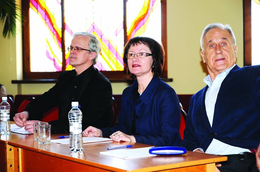 Vokālos ansambļus vērtēja Latvijā pazīstami un mūspusē cienījami diriģenti Jānis Erenštreits (no labās) un Ferijs Millers, kā arī Valkas novada deputāte un mūziķe Unda Ozoliņa.
Autors: INGA KARPOVA