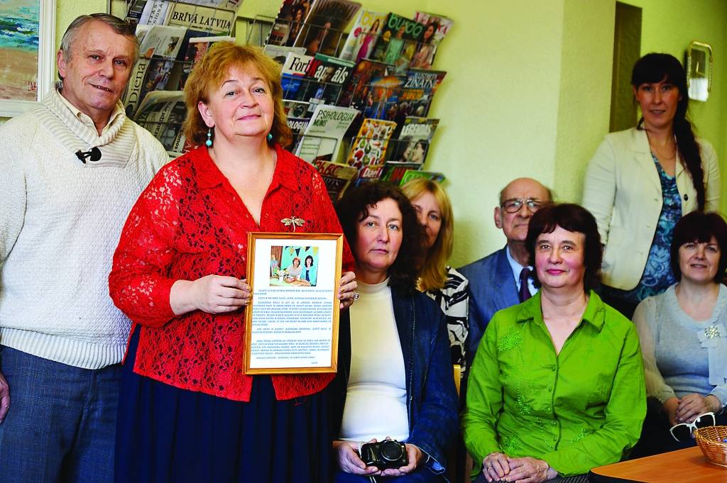 Piektdien Smiltenes novada bibliotēkā savu darbu izstādes atklāšanā Andris Jērcēns un Ligita Mazīte (pirmie no kreisās) tikās ar pirmajiem izstādes apmeklētājiem.                                                               
Autors:  SANDRA PĒTERSONE