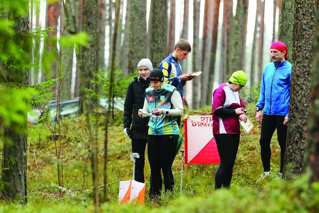 Tieši tobrīd, kad orientēšanās sacensību “Azimuts 2016” 1. kārtā tika uzņemta šī fotogrāfija, lija, taču tas nevienam aktīvā dzīvesveida piekritējam netraucēja uzskākt sezonu. Visi koncentrējas pirmajam startam Smiltenes piepilsētas mežā.
Autors: SANTA SINKA
