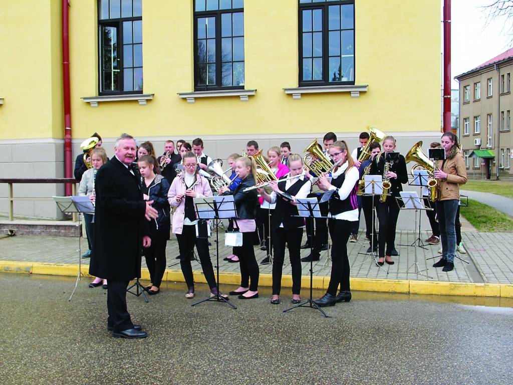 Šonedēļ 37. J. Cimzes mūzikas dienām Valkā īpašu “rozīnīti” piešķīra Smiltenes pilsētas kultūras centra pūtēju orķestra “Smiltene” muzicēšana pie Valkas kultūras nama.  
Autors: INGA KARPOVA