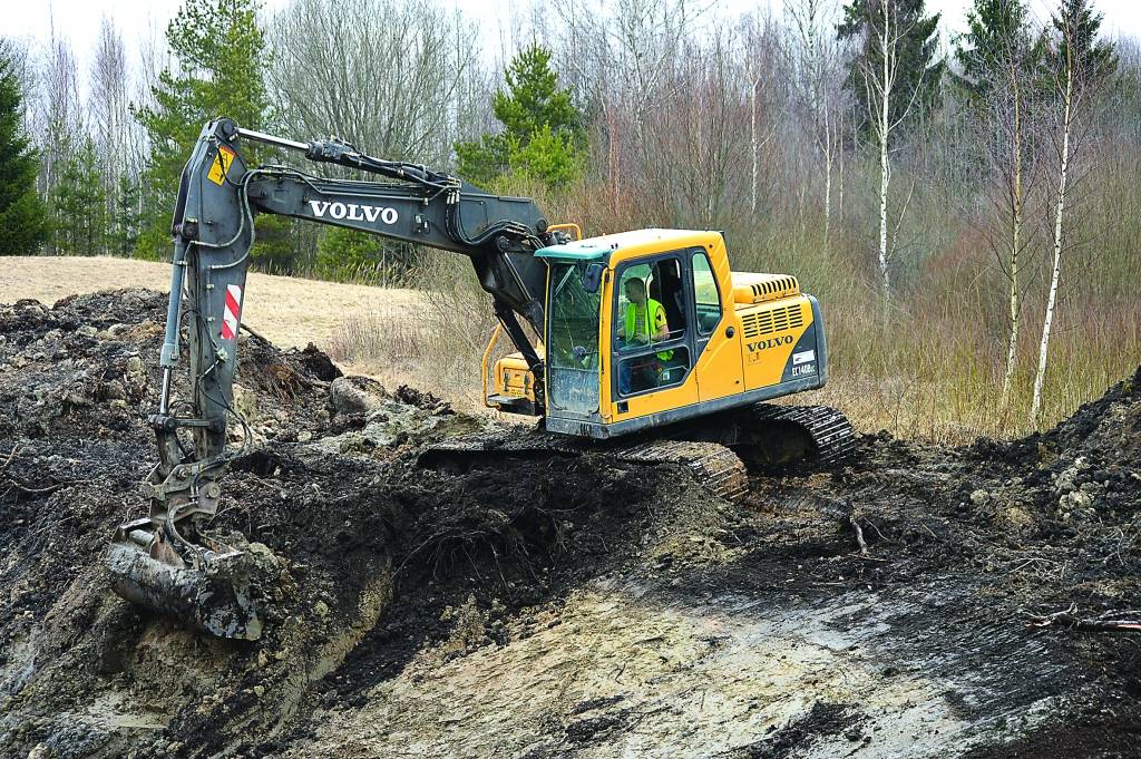 Papildu ceļu un laukumu būvei uzņēmums “Smiltenes ceļinieks” savu artavu iegulda arī tūrisma  infrastruktūras labiekārtošanā, ieskaitot dīķu tīrīšanu un to krastu sakārtošanu.                                           
Autors:  SANDRA PĒTERSONE