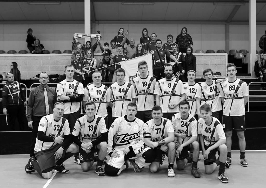 FK “Valka” čempionātu noslēdz ar iegūto 4. vietu. Komandas fonā redzami arī aktīvākie līdzjutēji, kuri savējos atbalstīja Lielvārdē.                                                                                                                                          
Autors:  NO KLUBA ARHĪVA