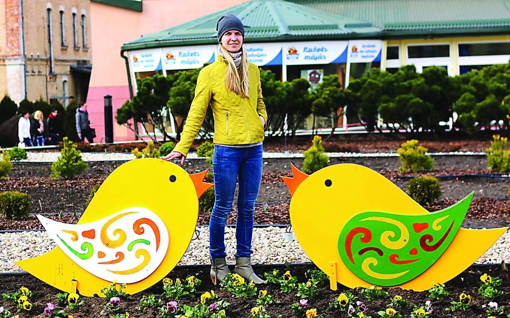 Smiltenes novada domes Saimnieciskās darbības nodaļas teritorijas apsaimniekošanas speciālistei Agijai Kukainei, plānojot pilsētas apstādījumus, ir svarīgi saglabāt gaumi, krāsainību un kvalitāti.                       
Autors:  SANTA SINKA