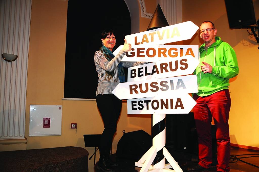 Šoreiz robežstabs nenorāda virzienu  uz Latvijas - Igaunijas robežu, bet gan informē par valstīm, no kurām Valkā un Valgā ieradīsies dziedātāji un dejotāji. Valkas pilsētas kultūras nama darbinieki Līga Šnuka un Ilvars Rullis cer, ka pasākums patiks visiem.                                                                                                                                                                                      
Autors:   INGA KARPOVA