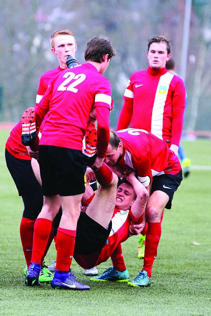 Spēles laikā labās malas pussargu Kristeru Puriņu komandas biedriem nācās nonest no laukuma, jo futbolistam krampjos sarāva kājas.