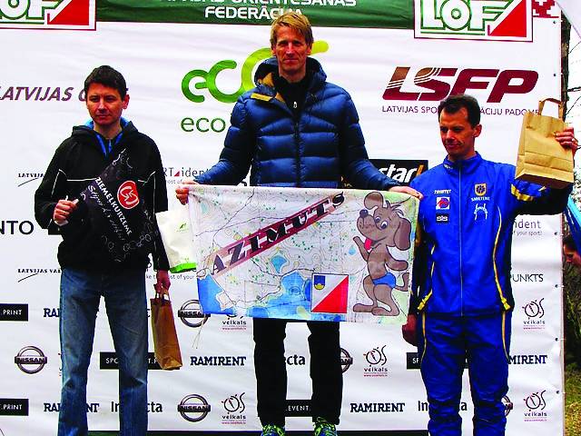 “Ziemeļu divdienās” divu dienu summā uz goda pjedestāla augstākā pakāpiena kāpa “Azimuts OK-Sm BJSS” komandas sportists Mārtiņš Godiņš (vidū), pa kreisi no viņa 2. vietas ieguvējs Einārs Šillers, bet pa labi 3. vietas ieguvējs Otārs Putrālis.                                                                
Autors:  MĀRIS STABIŅŠ