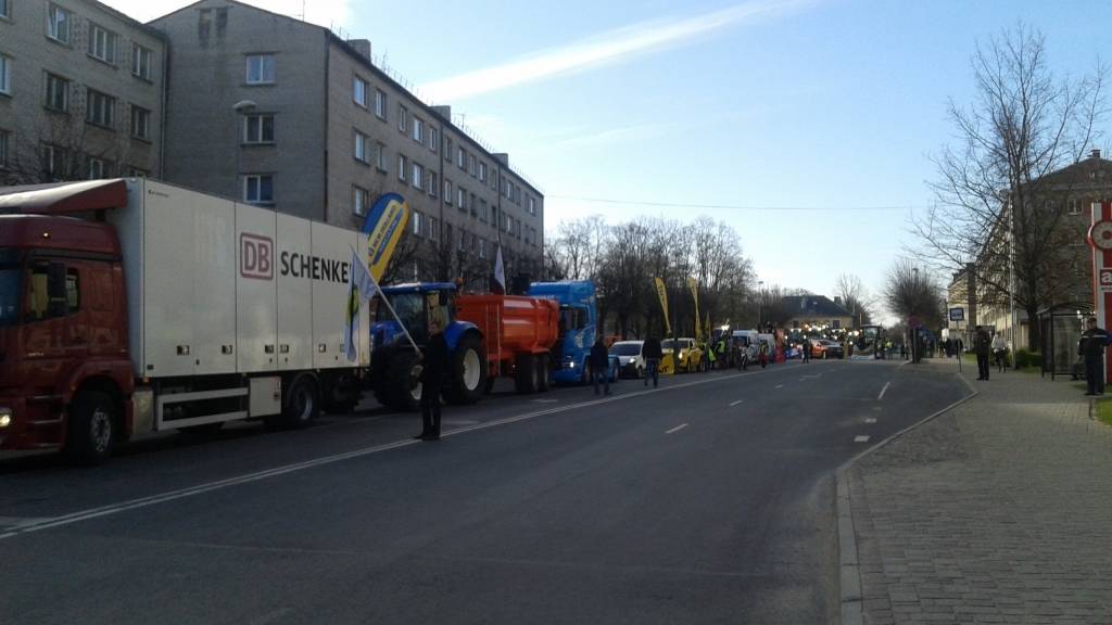 Viens no no neiztrūkstošiem šoviem Mehu dienās ir gājiens, kad Jelgavas ielās izziet smagā tehnika.
Autors: Sarmīte Ozola