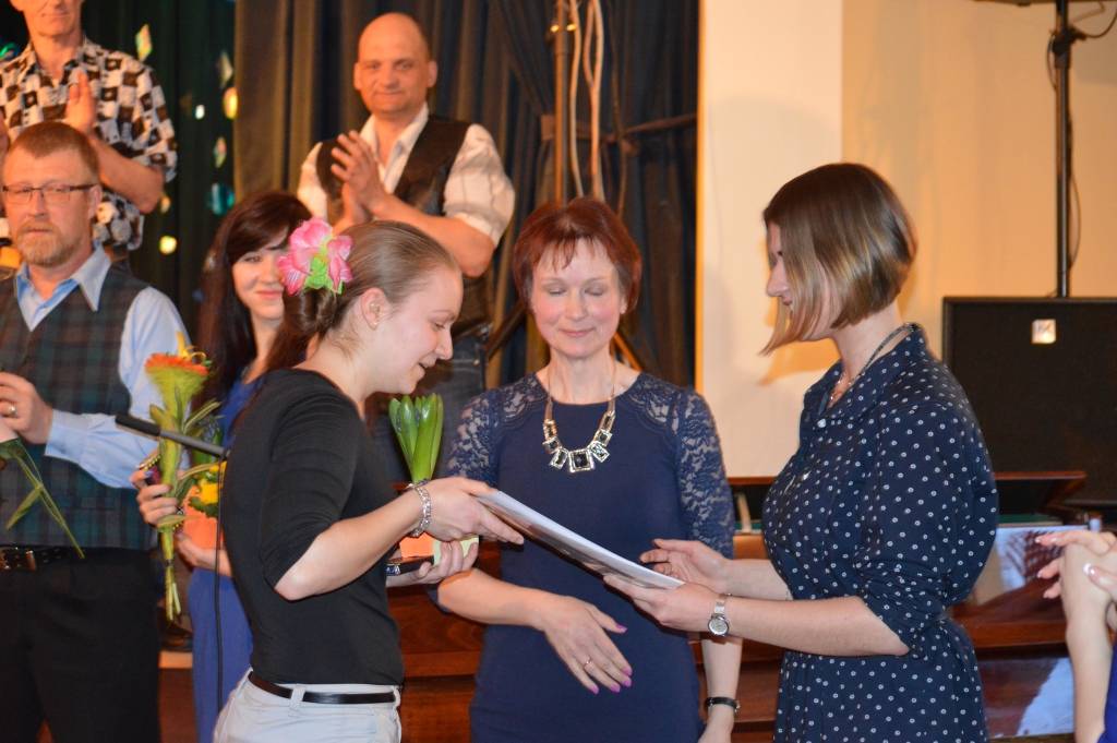 Žūrijas vērtējumā Grand Prix un balva - 20 eiro tika piešķirta pasākuma idejas autores un vakara vadītājas Alises Ērmanes māsai Unai Ērmanei (A. Ērmanes muzikālais pavadījums). 