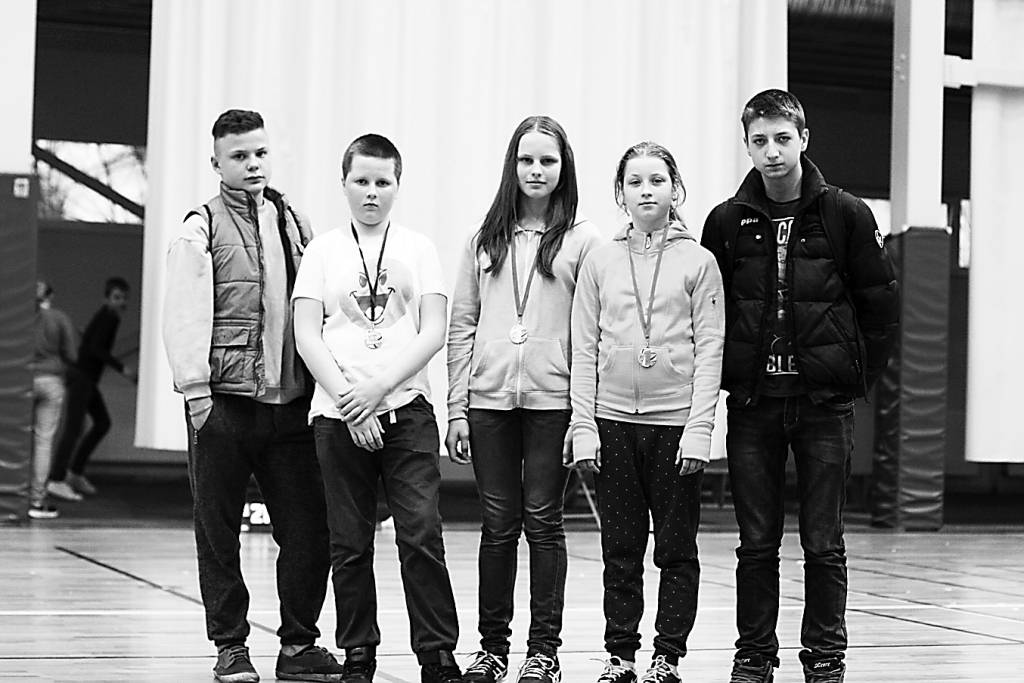 Badmintona kluba “Lotos” jaunie dalībnieki trenējas pirmo gadu, taču valsts čempionātā izcīna augstākā kaluma medaļas. 

Autors:  VJAČESLAVS BASKOVS