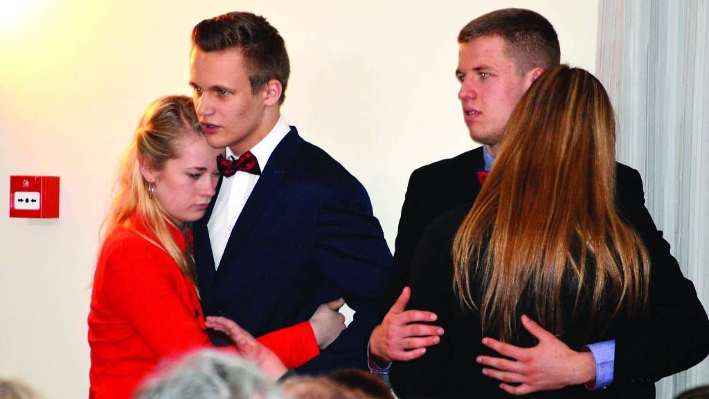 Konkursu noslēdza smilteniešu duets “Ivars & Oskars” ar dziesmu “Mūsu mīlestība” – viņiem 1. vieta duetu grupā un kolēģu balsojumā. 