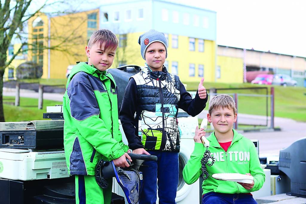 Smiltenes Trīs pakalnu sākumskolas 2.a klases skolēni Emīls Egītis (pirmais no kreisās), Jānis Freimanis un 4.a klases skolnieks Eduards Dāvis Putrālis jūtas gandarīti, ka viņiem tiek dotas iespējas no nevajadzīgajām elektroprecēm atbrīvoties videi draudzīgā veidā.                                          
Autors:  SANTA SINKA