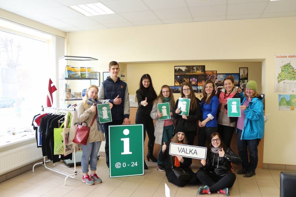 Pagājušonedēļ Valkas Tūrisma informācijas birojā (TIB) viesojās Vidzemes augstskolas studenti. Ar viņiem tikās TIB jaunā vadītāja Inga Jaunzeme-Grīnvalde (attēlā trešā no kreisās).                                        
Autors:  NO PERSONĪGĀ ARHĪVA