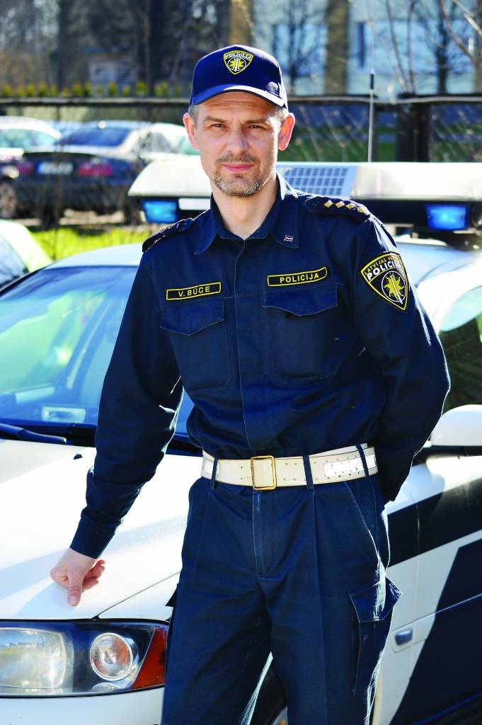 Šodienas jubilārs smiltenietis Vilnis Būce uzskata, ka vārdadienas un dzimšanas dienas jāsvin kopā ar ģimeni un draugiem, jo pasēdēšanas darbā beidzas ar sarunām ar darbu.                                             
Autors:  SANDRA PĒTERSONE