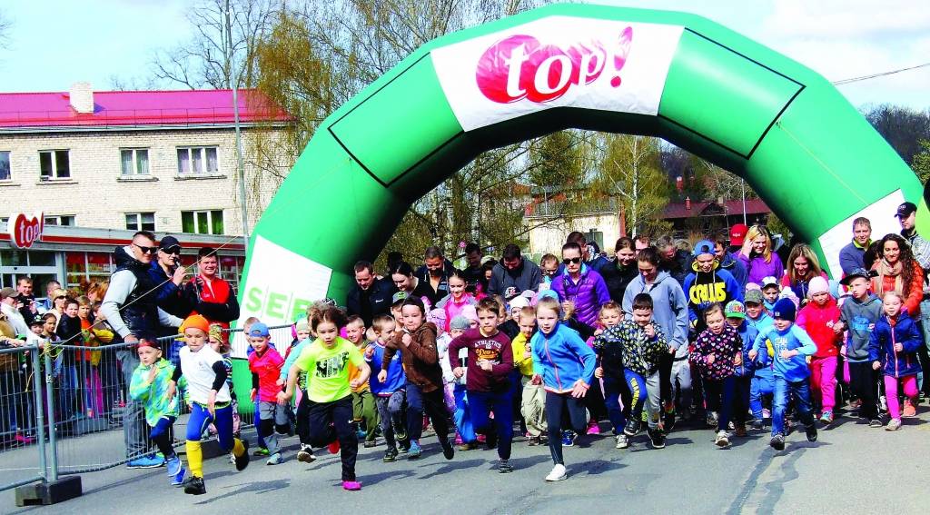 Vieni no azartiskākajiem sacensību dalībniekiem ir jaunāko klašu skolēni, to varēja vērot arī svētdien Smiltenē - “top!” stafetēs.               
Autors:  FOTO: Agita Buliņa