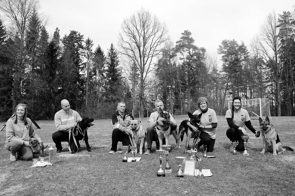 Latvijas Nacionālās suņu daudzcīņas sacensību pirmais posms veiksmīgs bija visiem Valkas komandas dalībniekiem (no kreisās) Dinai Pogai ar Šeilu, Mārcim Jūgam ar Reno, Aleksandram Velikam ar Simbu, Jānim Ķēberam ar Redo, Līgai Metuzālei ar Frediju un Violetai Murinai ar Šeilu. Attēlā nav komandas dalībnieks Didzis Aumeisters ar Rendiju.                                
Autors:  INGA KARPOVA