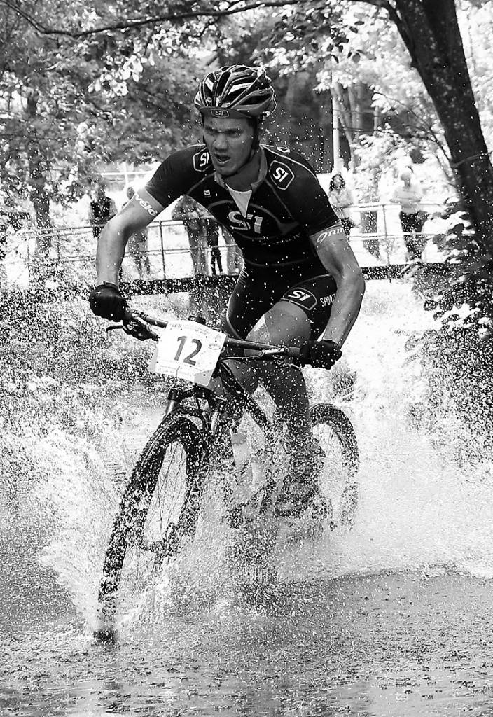 SEB MTB maratona Smiltenes trases “odziņa” ir Abula upes šķērsošana.                                   
Autors:  SANTA SINKA