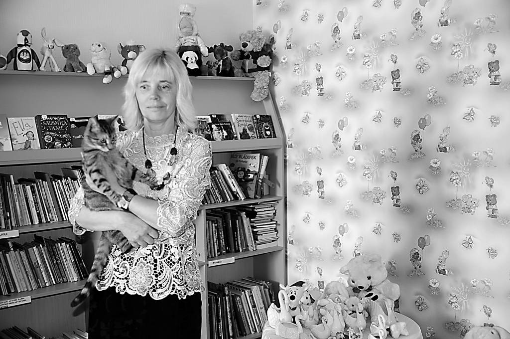 Zvārtavas pagasta bibliotēkas vadītāja Ineta Namniece mīļo un rūpējas par nebēdnīgo kaņenīti Kicu.                                         
Autors:   INGA KARPOVA