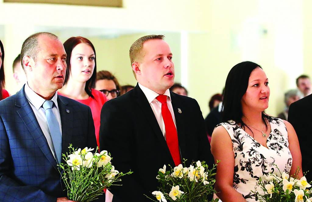 Latvijas neatkarības atjaunošanas svētkos koncerta izskaņā Strenčos vienai no patriotismu uzjundošai un skaistākajai latviešu dziesmai “Saule. Pērkons. Daugava” līdzi dziedāja arī Jānis Pētersons (pirmais no kreisās), Gints Kukainis un Egita Biša.                                                                                                                                           
Autors: FOTO: SANTA SINKA 