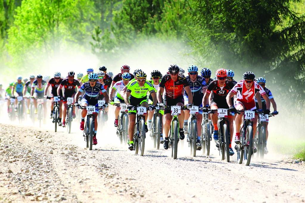 SEB MTB maratona 2. posmā Smiltenē dalībniekus gaidīja īsta svelme, padarot sacensības par kārtīgu pārbaudi. Prestižās “Toyota Hybird” klases dalībnieki veica 59 kilometrus garu distanci.                                                                                                                                                                                     
Autors:  SANTA SINKA