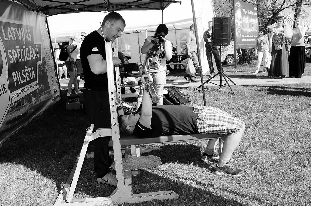 13 gadu vecais Toms Āboliņš no Valkas pamatskolas dod savu pienesumu ar paceltajiem kilogramiem pilsētas kontā.                            
Autors:   INGA KARPOVA