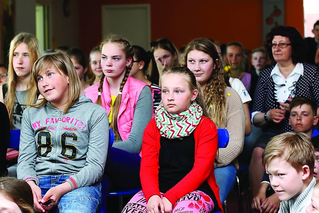 Grāmatu svētki Smiltenē pulcēja arī gados jaunus lasītājus, kuri, sākumā mazliet sakautrējušies, Bērnu literatūras nodaļā gaidīja tikšanos ar vairāku interesantu grāmatu autori Luīzi Pastori.                                          
Autors: FOTO: SANTA SINKA 