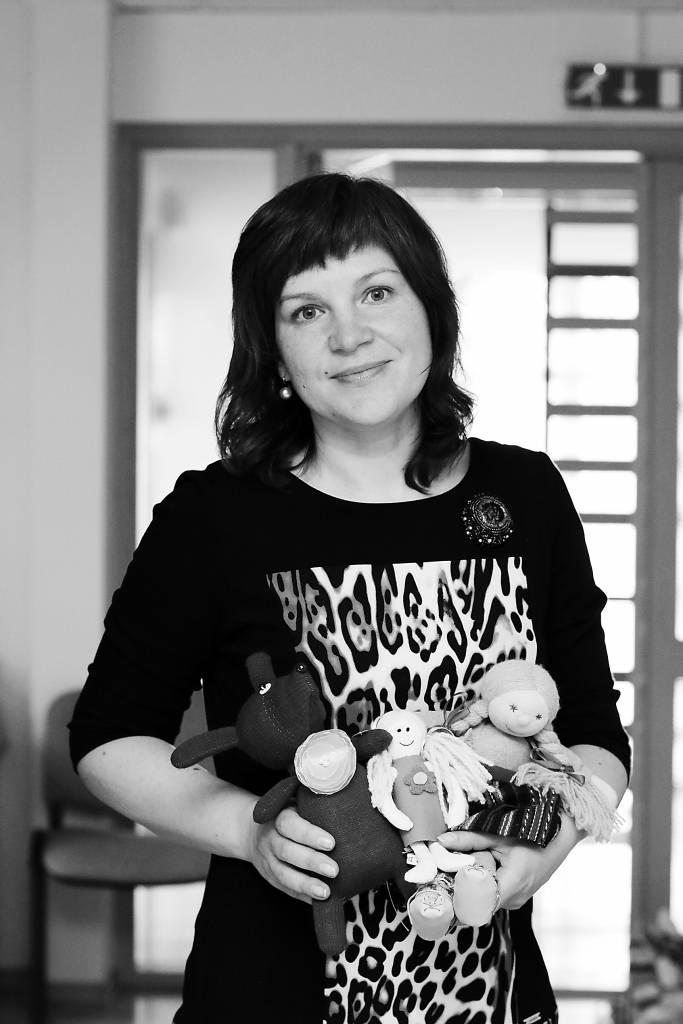 Smiltenes bērnudārza “Pīlādzītis” metodiķe Ilva Stīpniece tur rokā pašas darinātas rotaļlietas, kas kopā ar vēl daudzām citām kolēģu, bērnu vecāku un vecvecāku veidotām būs vienkopus apskatāmas izstādē. 

Autors: FOTO: SANTA SINKA 