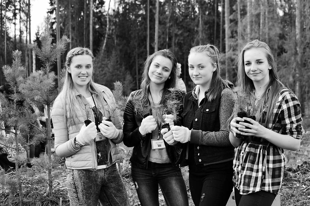 Pārstāves no Smiltenes – Madara, Elīze, Līva un Līga  – priecājās par iespēju būt komandā un  piedalīties koku stādīšanā.                             
Autors: Agita Buliņa