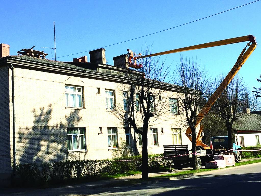 Mūrnieks Leonīds Suško no agra rīta līdz vēlam vakaram rosījās uz mājas jumta Rīgas ielā 30a, kur mūrēja jaunus skursteņus.  Arī citas SIA “Valkas namsaimnieks” apsaimniekotās Valkas mājas ar malkas apkuri tiks pie jauniem skursteņiem.                                                                               
Autors:  INGŪNA JOHANSONE