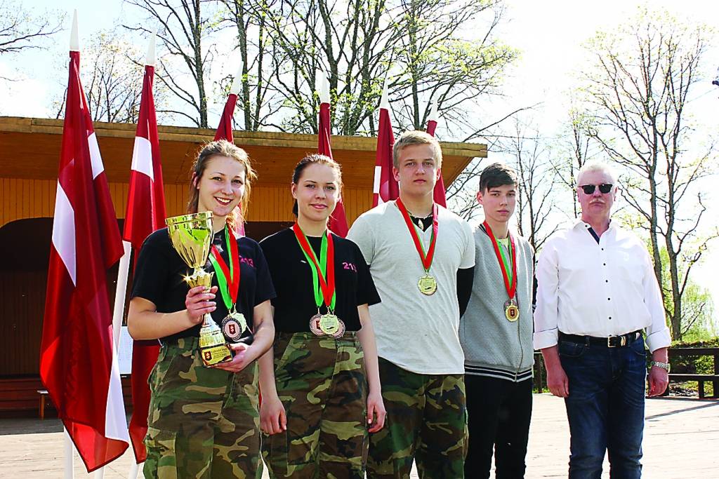 Daiņa Turlā (no labās) kausa izcīņas sacensībās par uzvarētājiem 14 komandu konkurencē kļuva vienība “Dumpinieki” no Valkas.                                                                                                                   
Autors: NO 213. JAUNSARDZES VIENĪBAS ARHĪVA