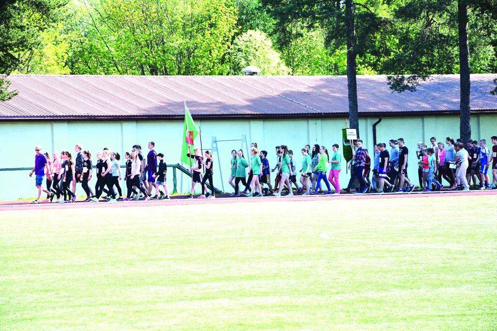 Valkas stadionā sacensību atklāšanas parādē piedalījās vairāk nekā 300 jauno sportistu un sporta skolotāju.                                             
Autors:  AIRA VĒRSE