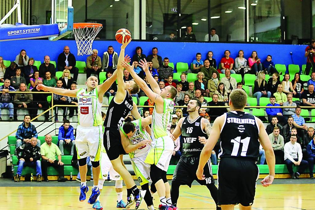 “Aldaris” Latvijas Basketbola līgas ceturtdaļfināla sērijas otrajā spēlē Valgas sporta centrā Latvijas un Igaunijas robežpilsētas komanda “Valka”/”Valga” zaudēja pašreizējai čempionei “VEF Rīga”.  
Autors:   SANTA SINKA