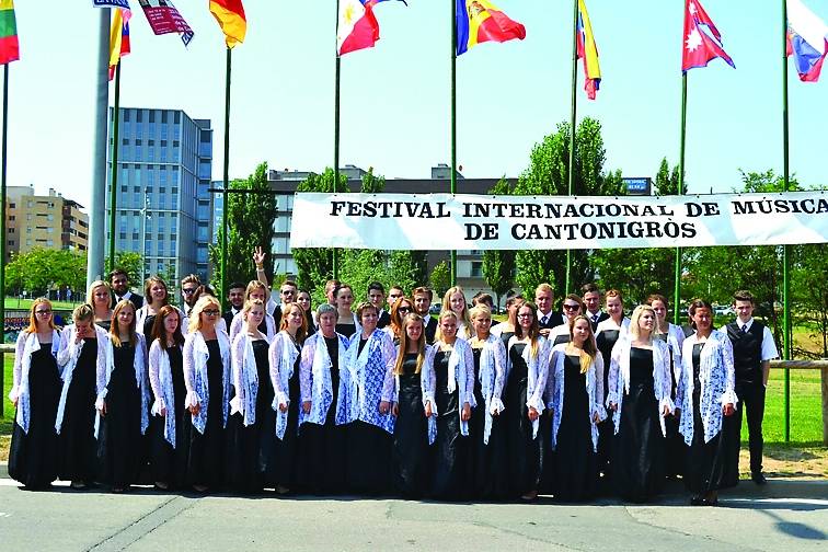 Koris “Lido” Smiltenes vārdam liek izskanēs un lepoties arī tālu ārpus Latvijas robežas. Pērn “Lido” piedalījās starptautiskā koru festivālā Spānijā, bet sestdienas vakarā jubilejas koncertā priecēs pašu mājās – Smiltenē.
                                                                                                                                                                                      


Autors:  NO PERSONĪGĀ ARHĪVA