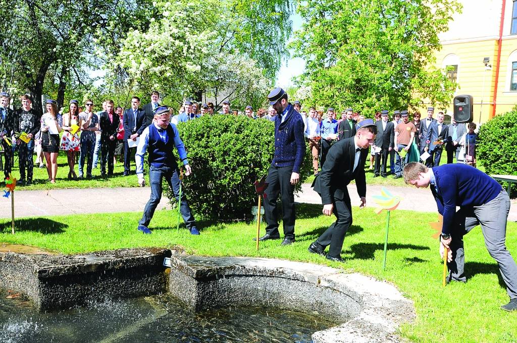 Valkas ģimnāzijas 12. klašu skolēni pie skolas strūklakas zemē iesprauda koka putnus, lai tie nestu augšup ikviena domas.                                                                                                                                                                
Autors:  AIVARS ZILBERS