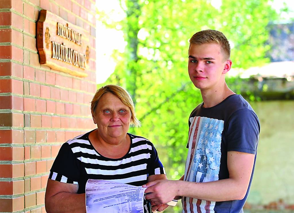 Strenču novada kultūras centra vadītāja vietniece Sarmīte Caune priecājas, ka Gaujas plostnieku svētku rīkošanā brīvprātīgi iesaistās jaunieši, viens no viņiem ir 10. klases skolnieks Pēteris Strauts. Sarmīte izpalīdzīgo puisi dēvē par kultūras centra balstu.                                                                                                                          
Autors:  SANTA SINKA