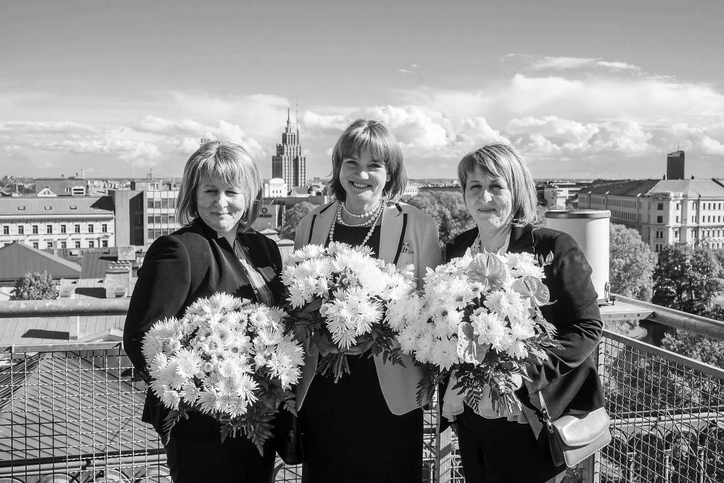 “L’Oreal” stipendiātes, trīs kursabiedrenes: Dr.pharm. Maija Dambrova (vidū), Dr.chem. Māra Plotniece un Dr.chem. Aiva Plotniece. 
 
Autors: no personiskā arhīva