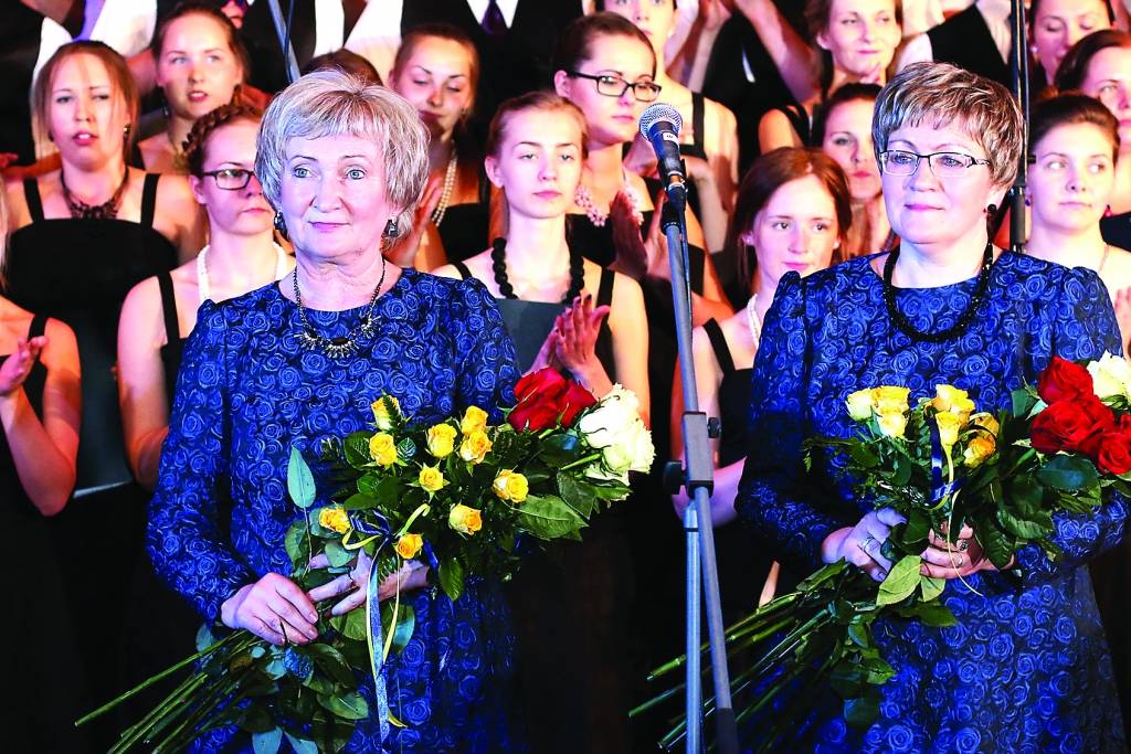 Sestdienas, 14. maija, pievakarē Smiltenē ar fantastisku koncertu savu jubileju atzīmēja Smiltenes ģimnāzijas jauniešu koris “Lido” un “Lido studija”. Visskaļākos aplausus un sirsnīgākos pateicības vārdus saņēma abu kolektīvu diriģente Valda Sedola (no kreisās) un koncertmeistare Ilze Megne. Pateicoties viņu pašaizliedzīgajam darbam, koris ļauj lepoties ar sevi tālu aiz valsts robežām.                                                                                          
Autors:  SANTA SINKA 