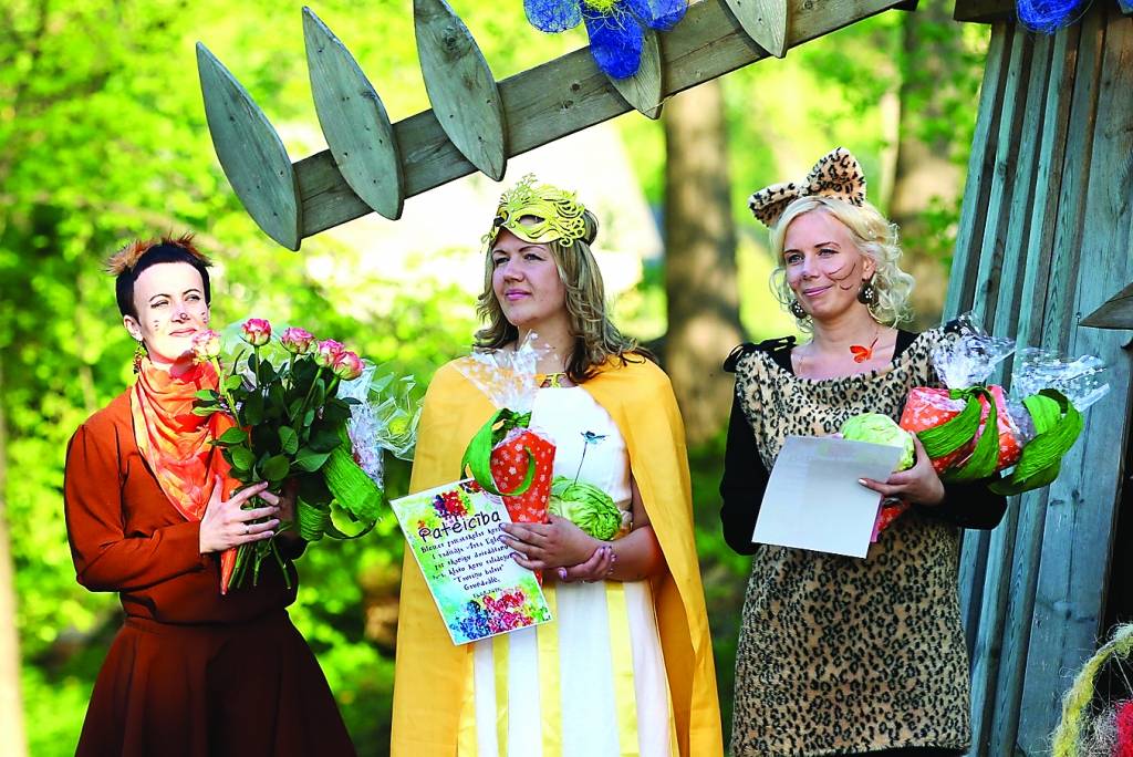 Lai pasākumu padarītu krāšņāku un bērniem interesantāku, par savu vizuālo tēlu padomājušas bija arī koru vadītājas Eva Uldriķe (no kreisās), Arta Egle un Solvita Posse. 