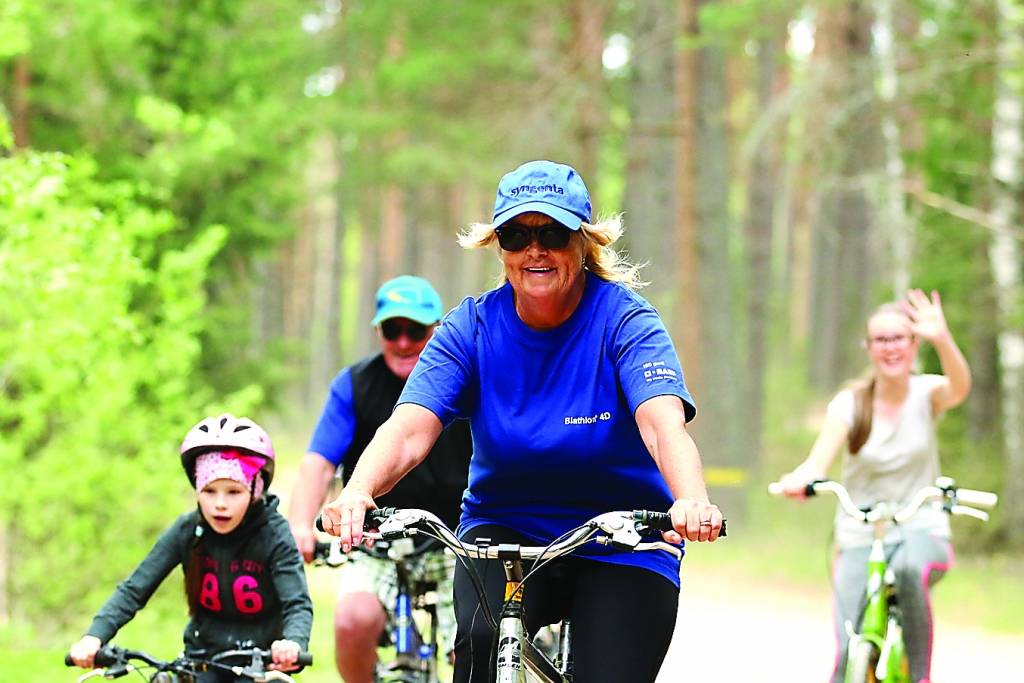 Blomēniete Valentīna Krūmiņa Smiltenes novada aktīvā tūrisma sezonas atklāšanas velobraucienu “Ieriteņo vasarā” izbaudīja kopā ar vīru Induli, mazmeitām Kristīni un Justīni, kā arī mazdēlu Ralfu, kurš jau aizsteidzies pa priekšu.                                                                                                                                                                      
Autors: FOTO: SANTA SINKA 