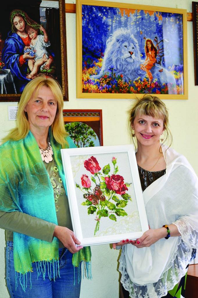 Iritas Stepītes (no labās) rokdarbu izstāde “Dvēselītes stāsti” tapa šās krustdūrienā izšūtās sarkano rožu gleznas dēļ. To ieraugot, bibliogrāfe Alda Liuke nolēma, - ir jārīko izstāde, lai cilvēki redzētu arī citus Iritas darbus.                                                                                            
Autors:  SANDRA PĒTERSONE