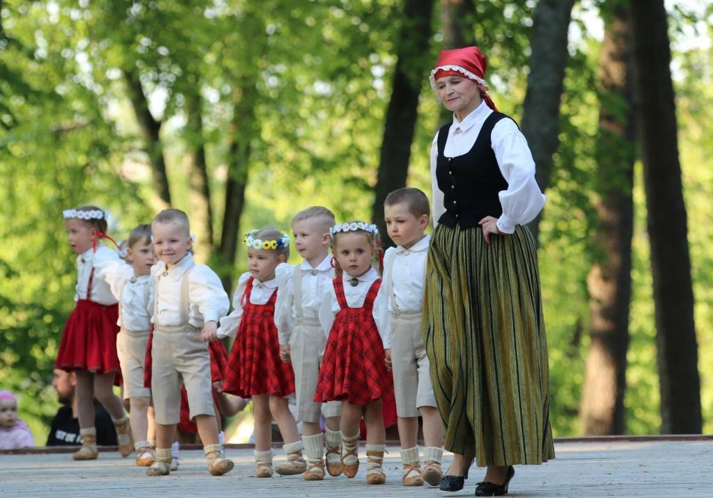 Sestdienas vakarpusē vasaras sezonas atklāšana turpinājās Jāņukalnā ar Smiltenes novada bērnu un pašdarbnieku kolektīvu koncertu.                                                                  
Autors:  SANTA SINKA